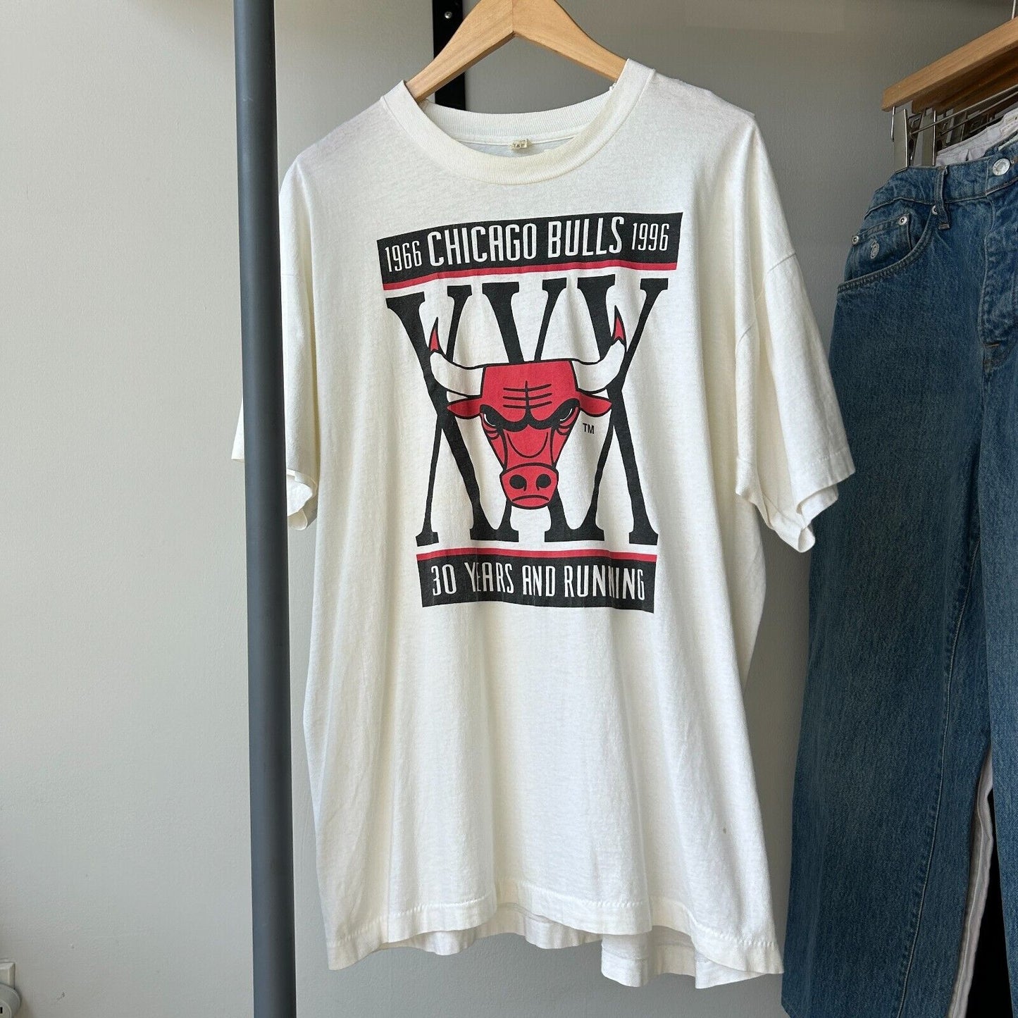 VINTAGE 90s | Chicago Bulls 30 Years & Running Logo T-Shirt sz L