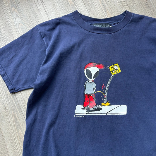 VINTAGE 90s | Peeing Alien Wear T-Shirt sz L