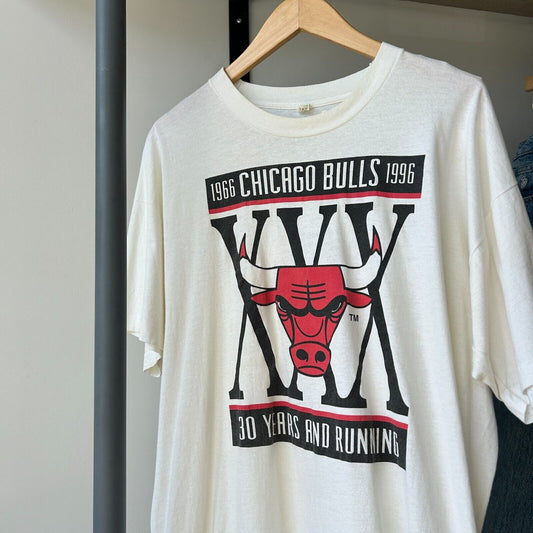 VINTAGE 90s | Chicago Bulls 30 Years & Running Logo T-Shirt sz L