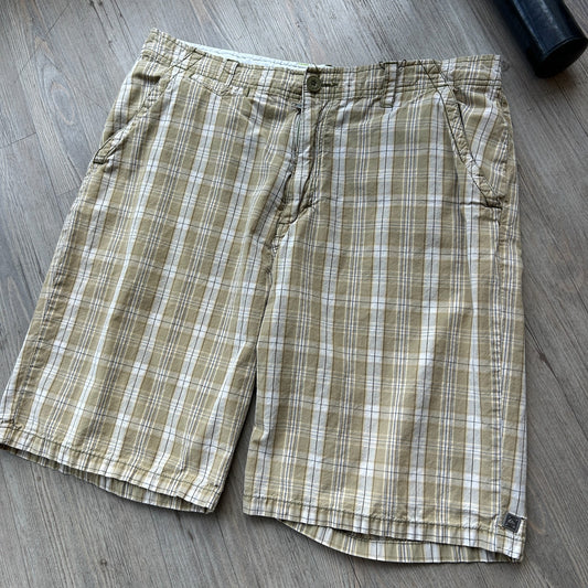 VINTAGE Y2K | QuickSilver Loose Fit Plaid Shorts sz W34