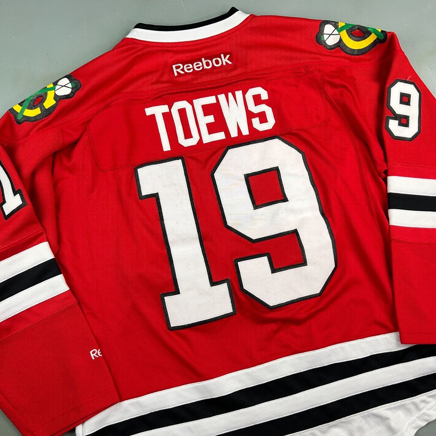 VINTAGE | Chicago Blackhawks NFL Reebok #19 Toews Hockey Jersey sz M Adult