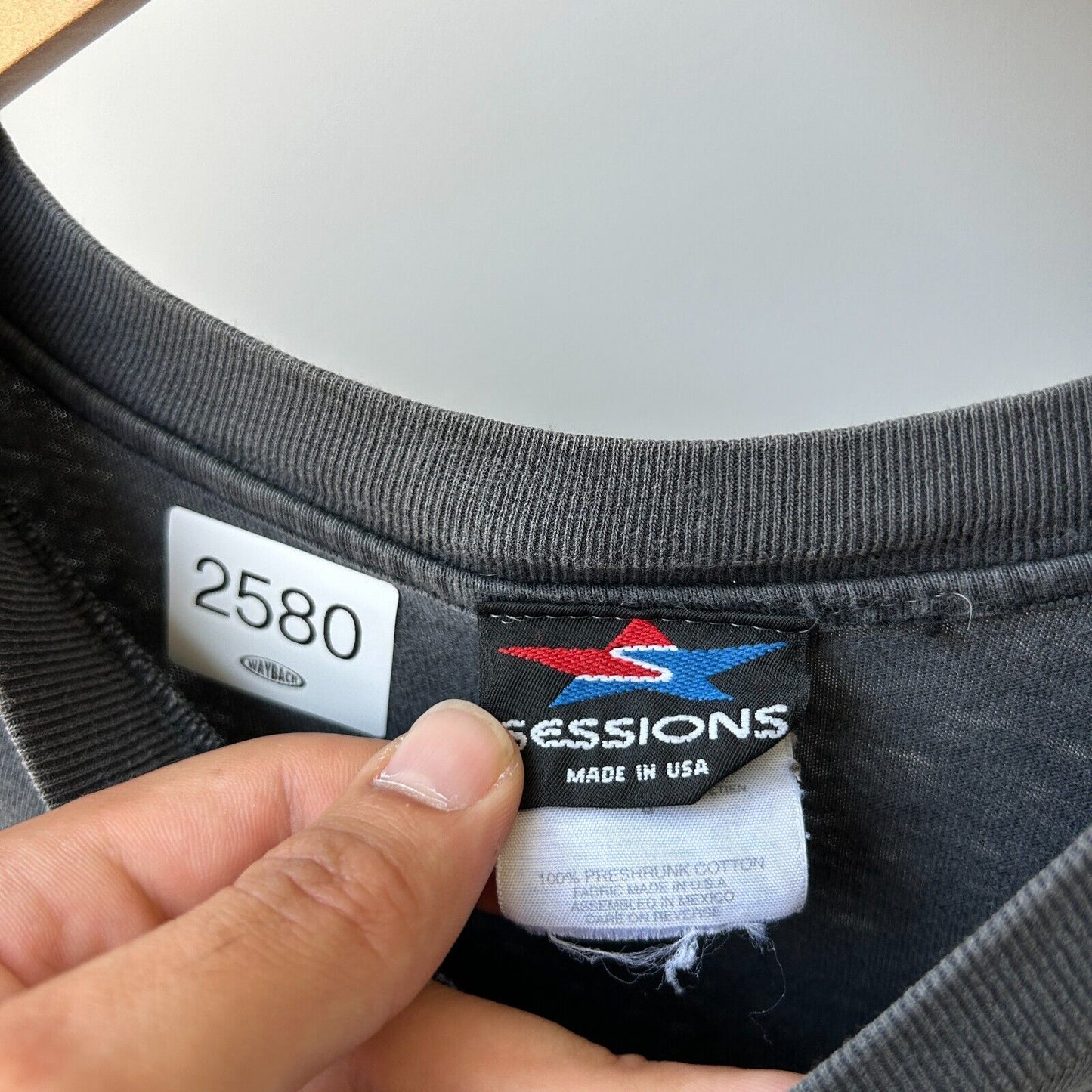 VINTAGE 90s | Sessions Faded Long Sleeve T-Shirt sz M