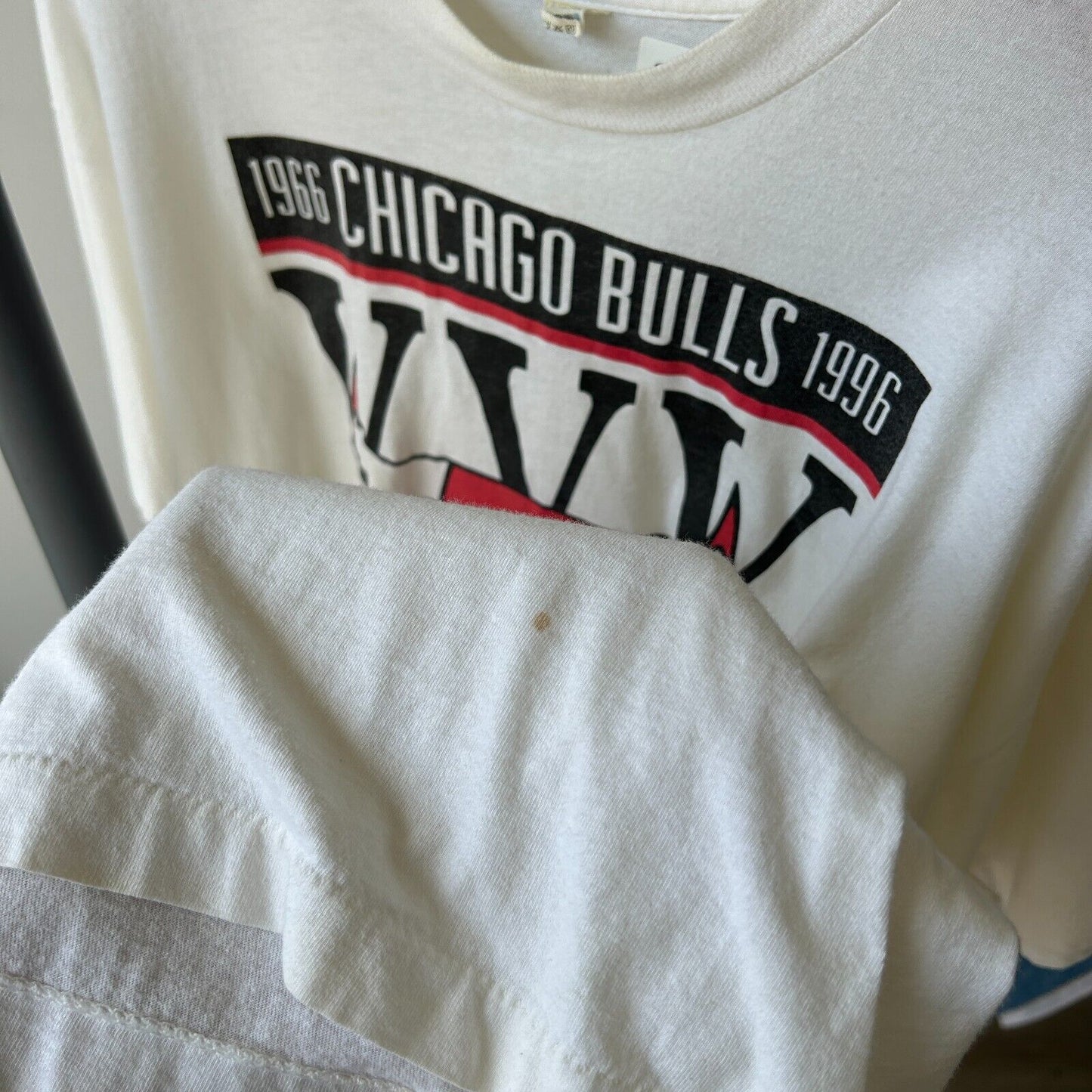VINTAGE 90s | Chicago Bulls 30 Years & Running Logo T-Shirt sz L