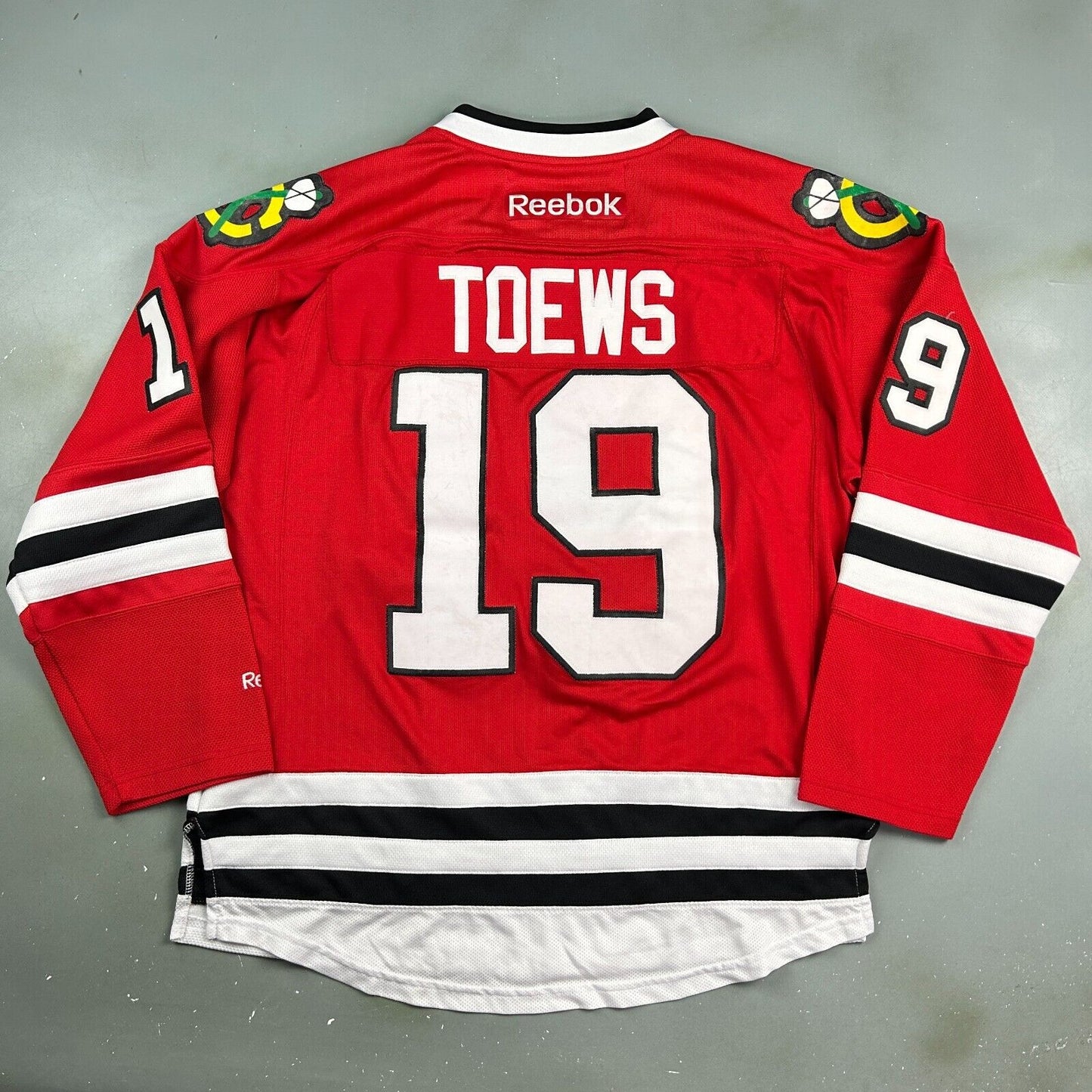 VINTAGE | Chicago Blackhawks NFL Reebok #19 Toews Hockey Jersey sz M Adult