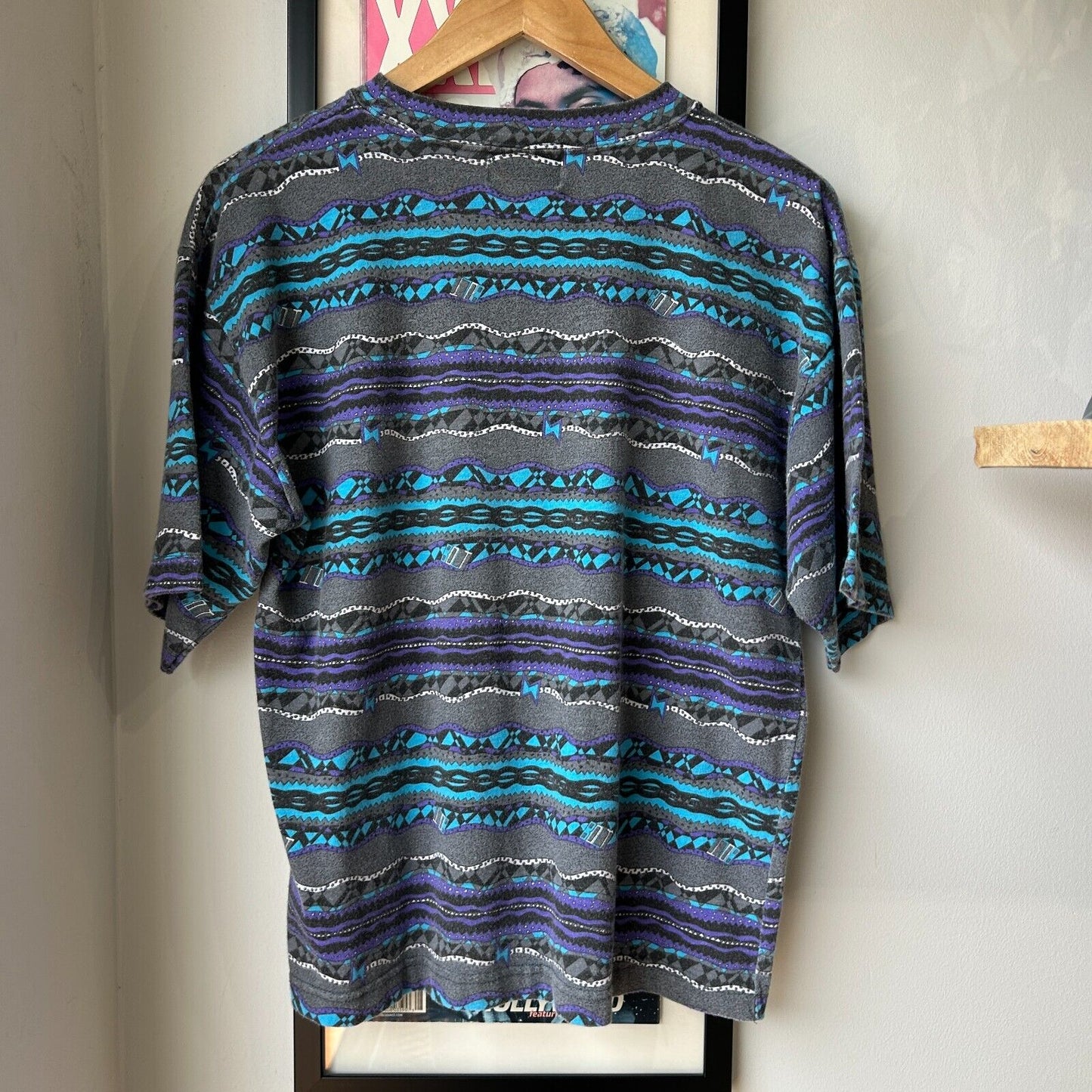 VINTAGE 90s | Bolt All Over Striped Print T-Shirt sz M
