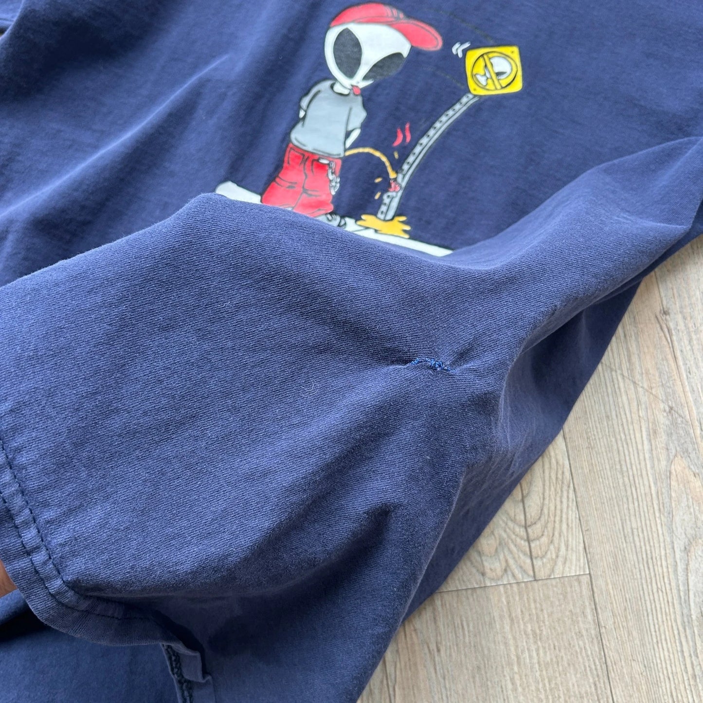 VINTAGE 90s | Peeing Alien Wear T-Shirt sz L