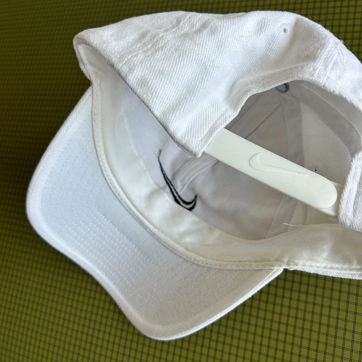 1990s | NIKE Swoosh Logo White SnapBack Hat sz OS