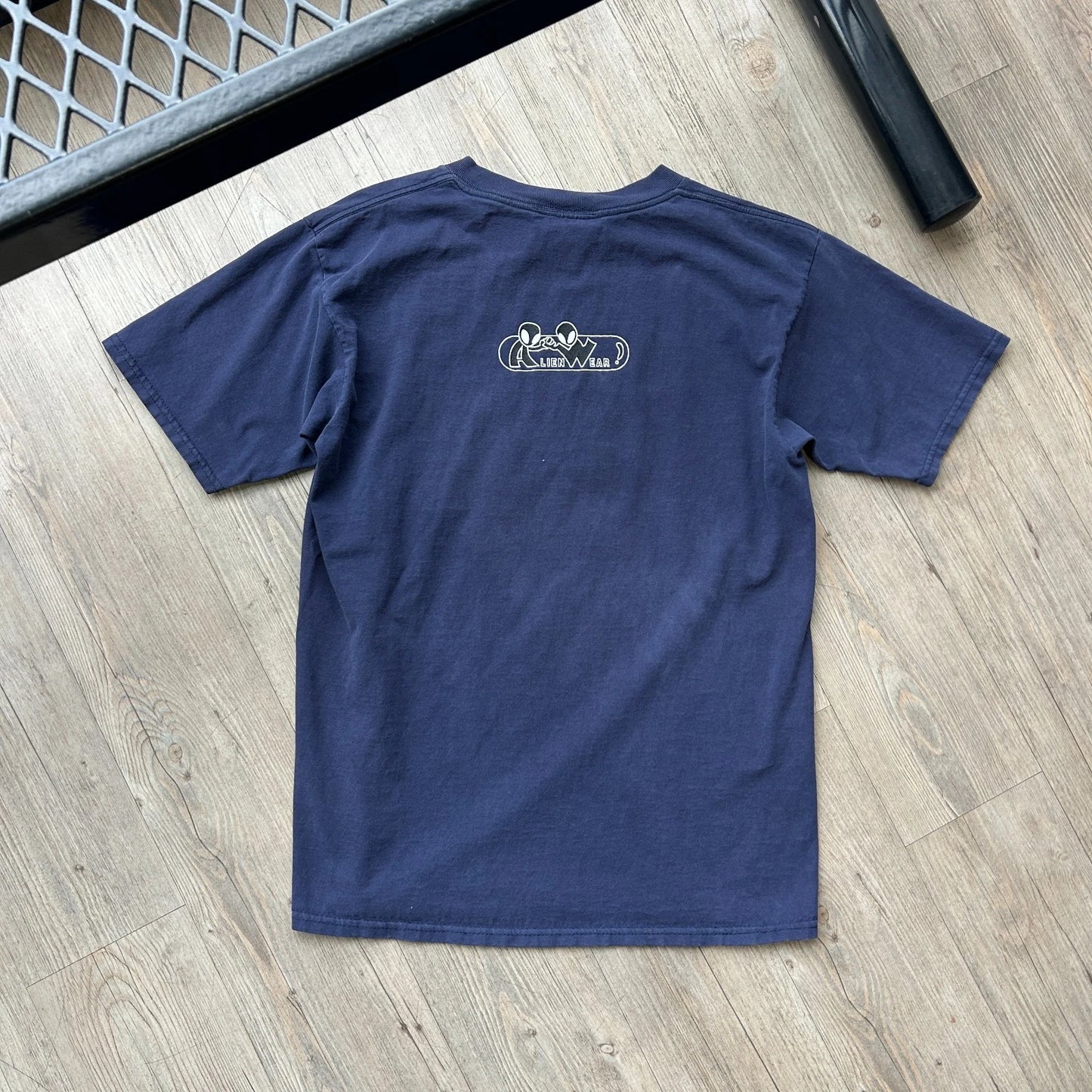 VINTAGE 90s | Peeing Alien Wear T-Shirt sz L