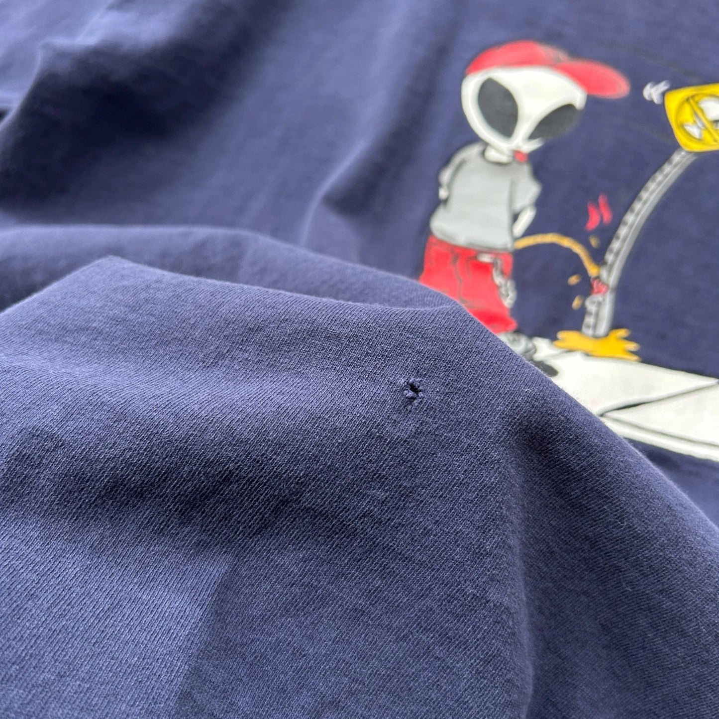 VINTAGE 90s | Peeing Alien Wear T-Shirt sz L