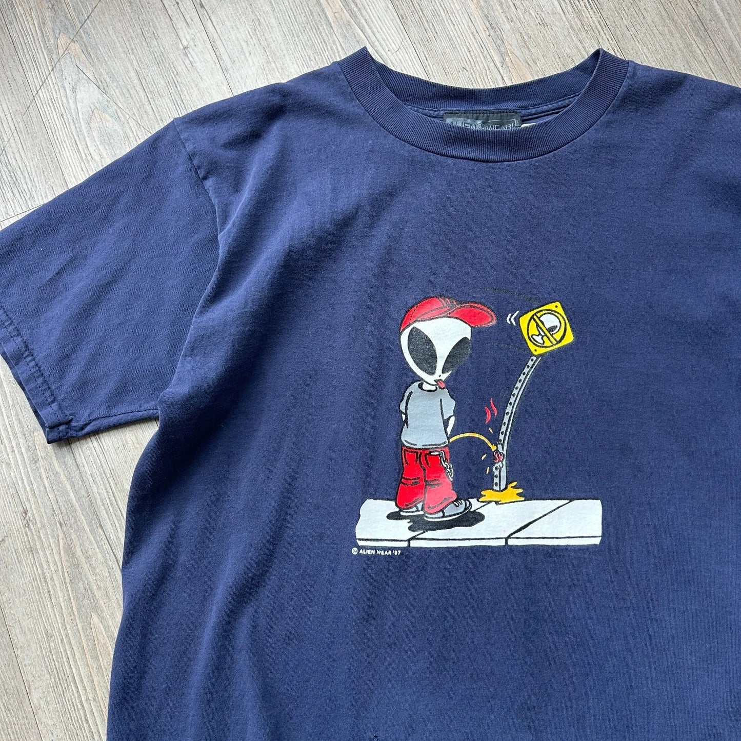 VINTAGE 90s | Peeing Alien Wear T-Shirt sz L