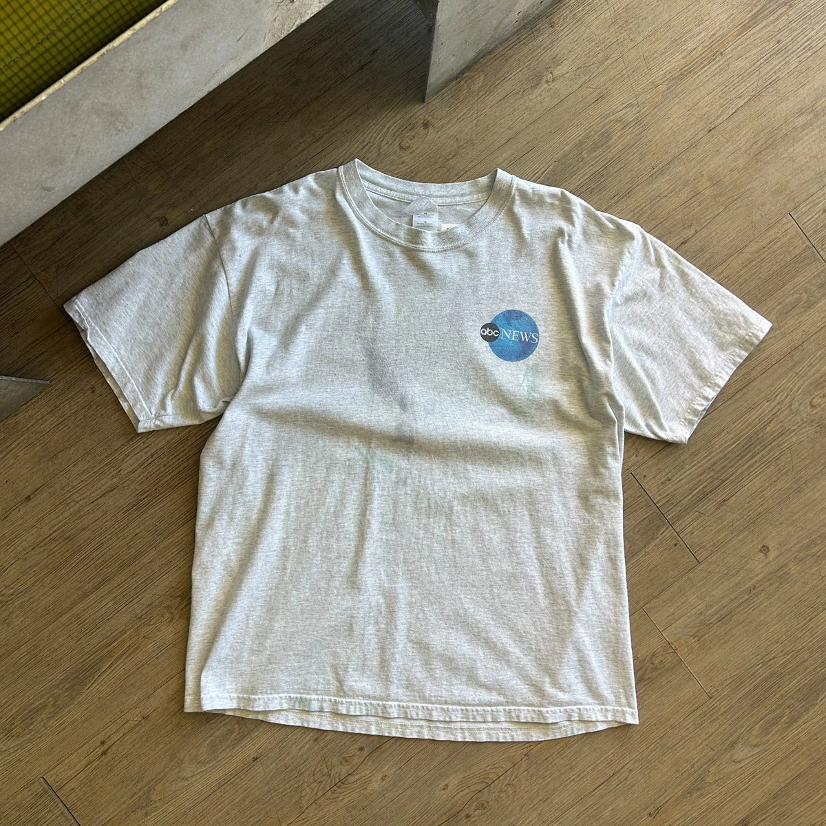 VINTAGE | abc NEWS More Americans Get Their News From Thrashed T-Shirt sz XL