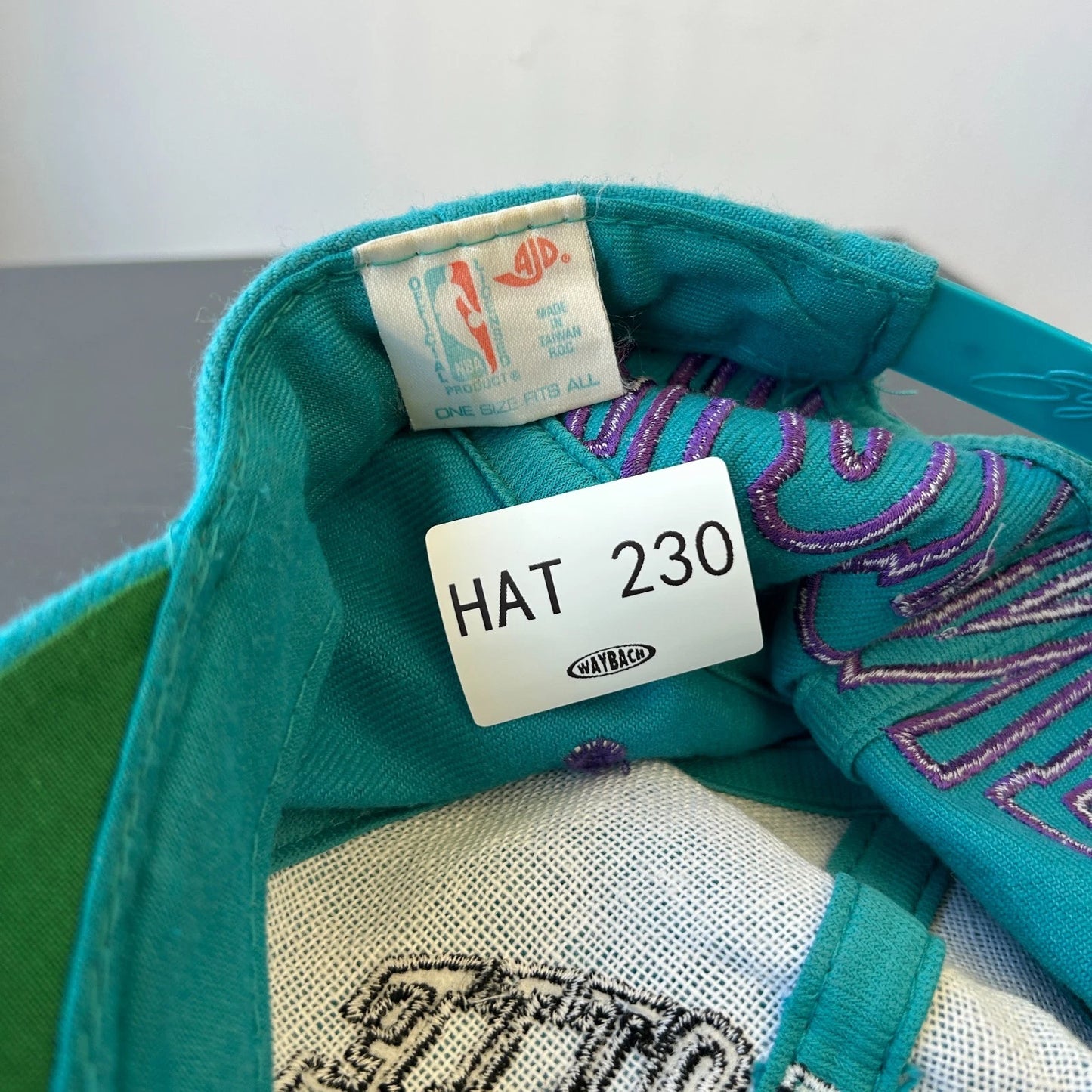Vintage 90s | Charlotte Hornets Big Spell-Out Logo NBA AJD Snapback Hat sz OS