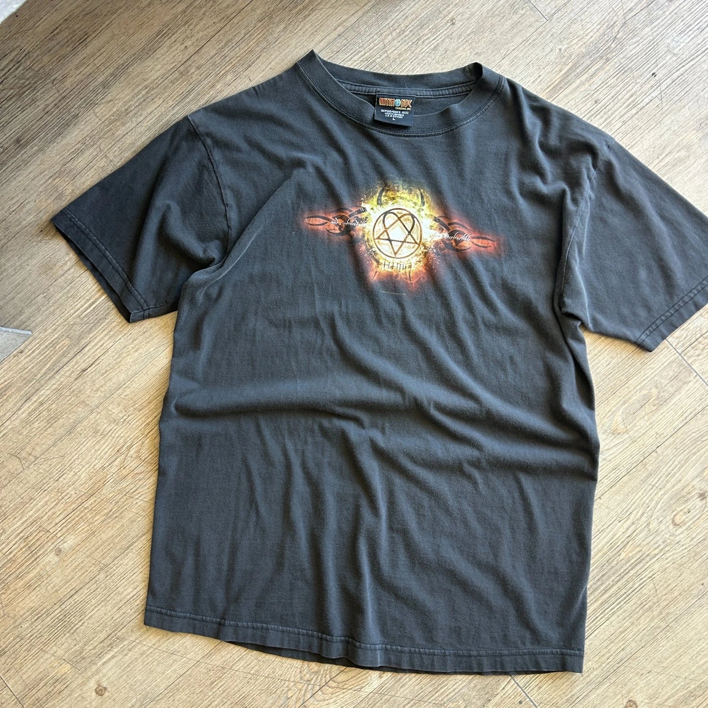 VINTAGE Y2k | HIM Heartagram Embrace The Fire Band T-Shirt sz M/L