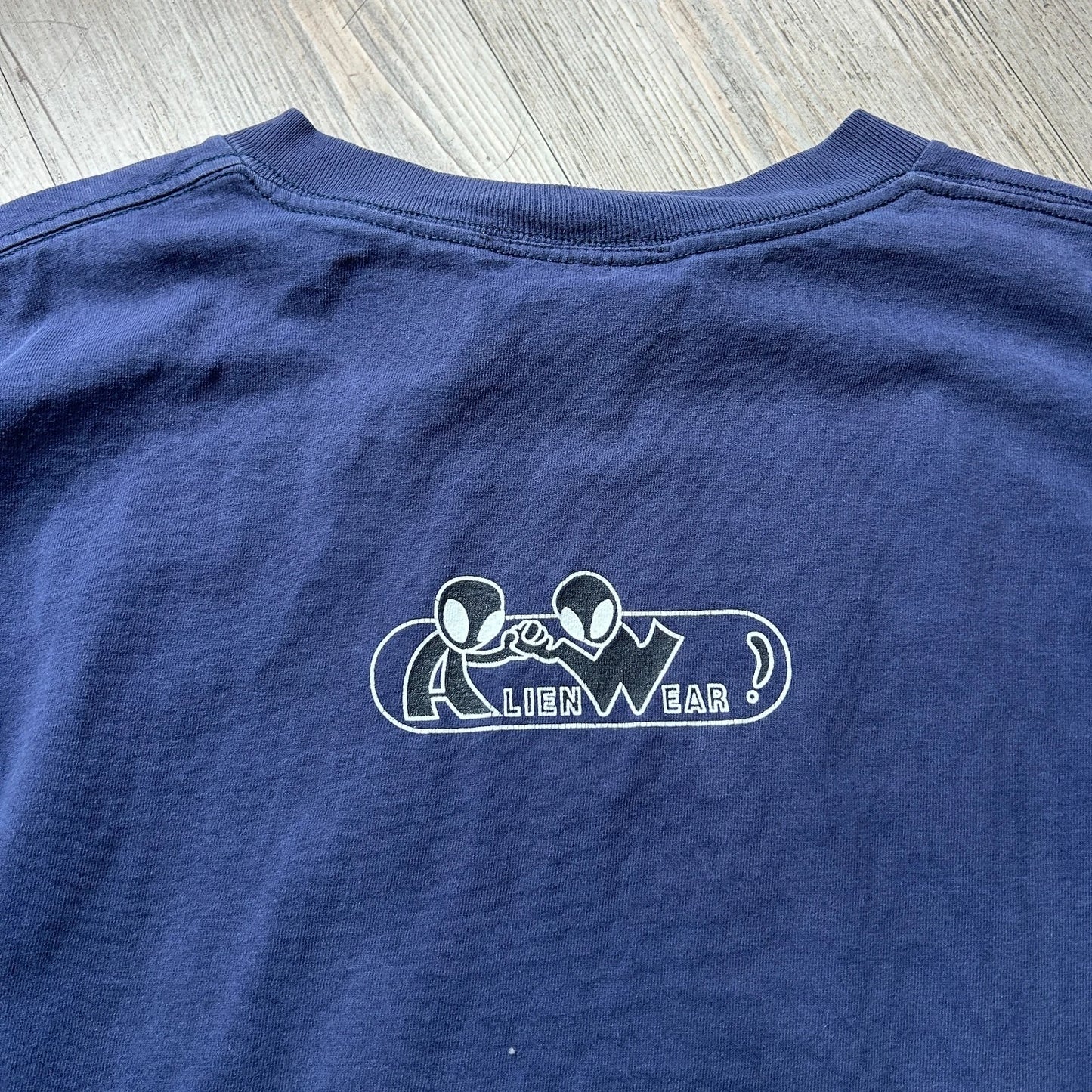 VINTAGE 90s | Peeing Alien Wear T-Shirt sz L