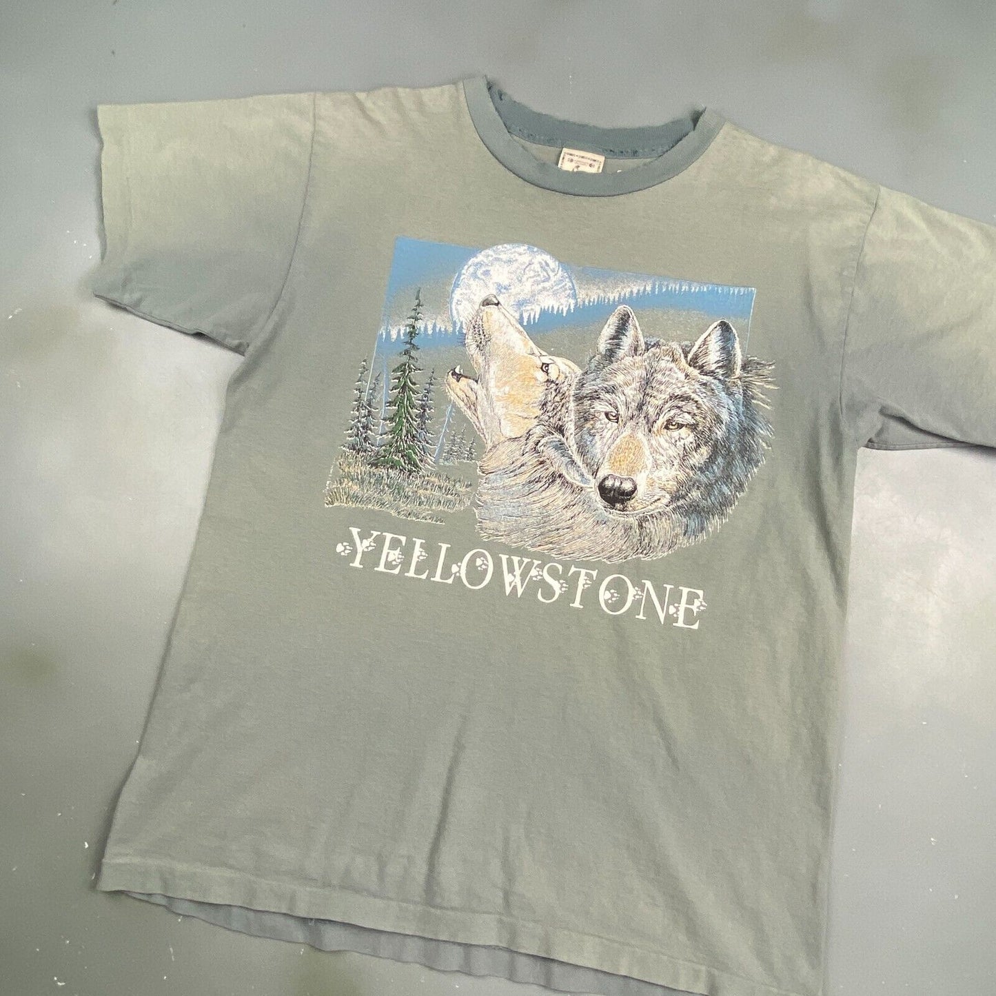 VINTAGE 90s Yellowstone Wolf Faded Green T-Shirt sz Large Men Adult