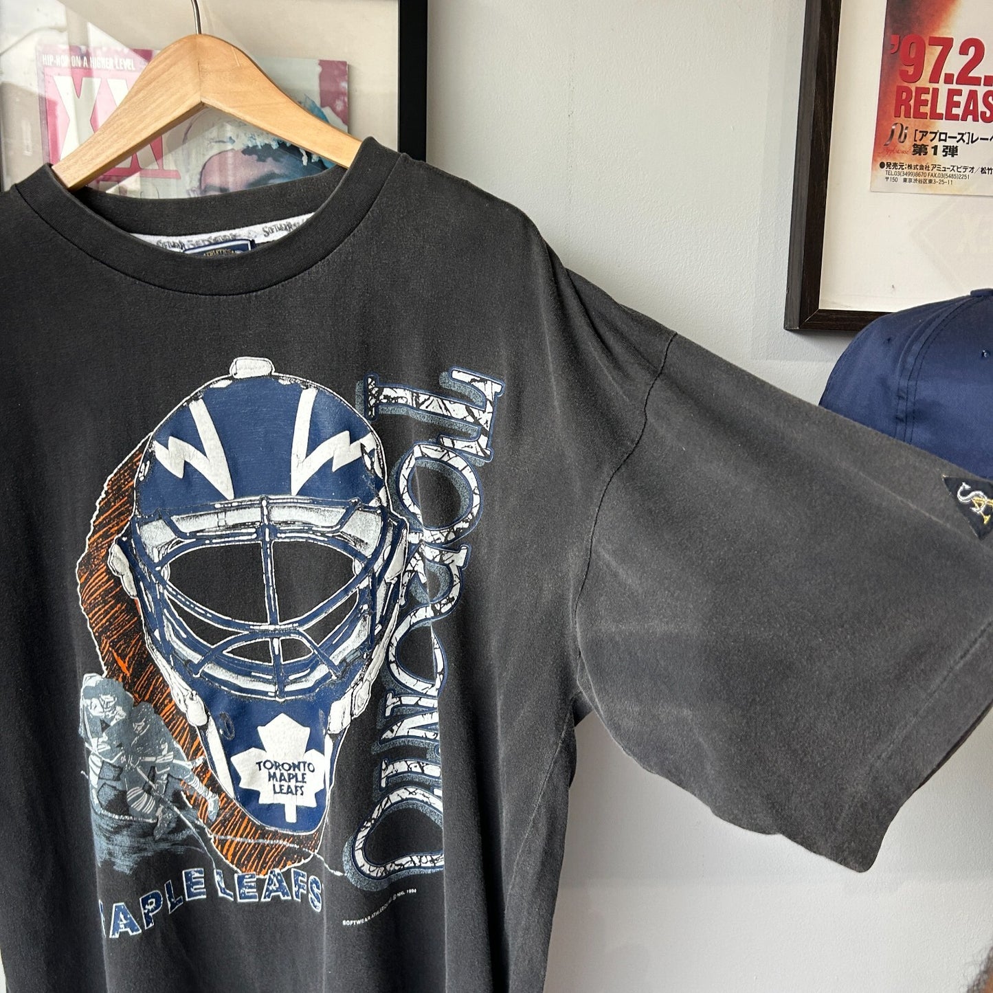 VINTAGE 90s | Toronto Maple Leafs Goalie Mask Faded Hockey T-Shirt sz XL