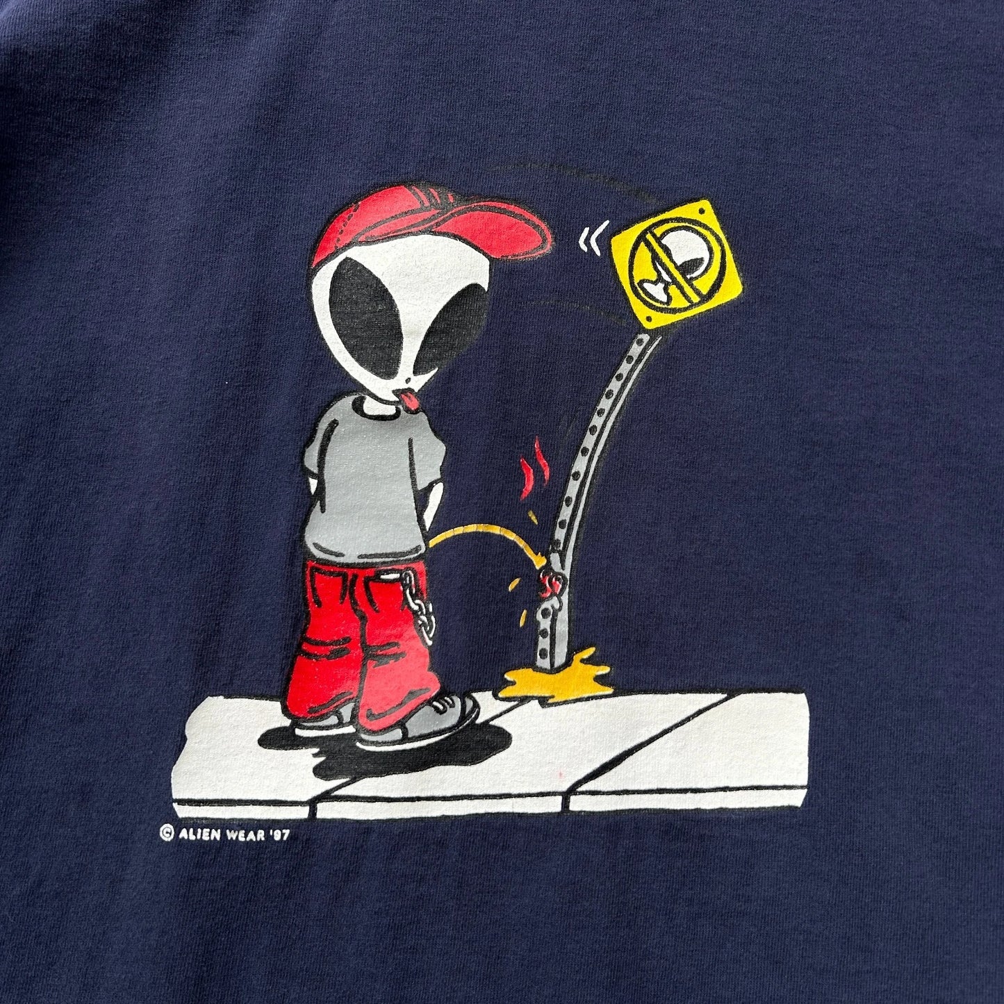 VINTAGE 90s | Peeing Alien Wear T-Shirt sz L