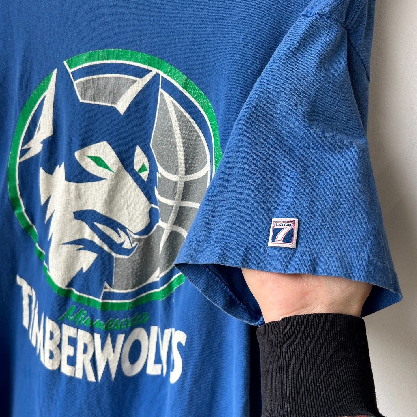 VINTAGE 90s | Minnesota Timberwolves Logo 7 Basketball T-Shirt sz XL (fits L)