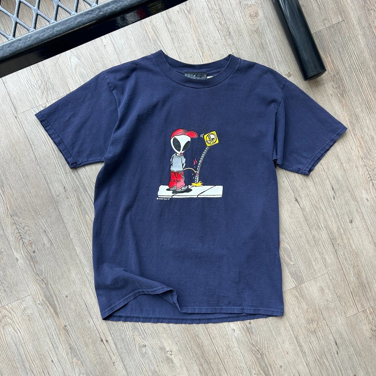 VINTAGE 90s | Peeing Alien Wear T-Shirt sz L