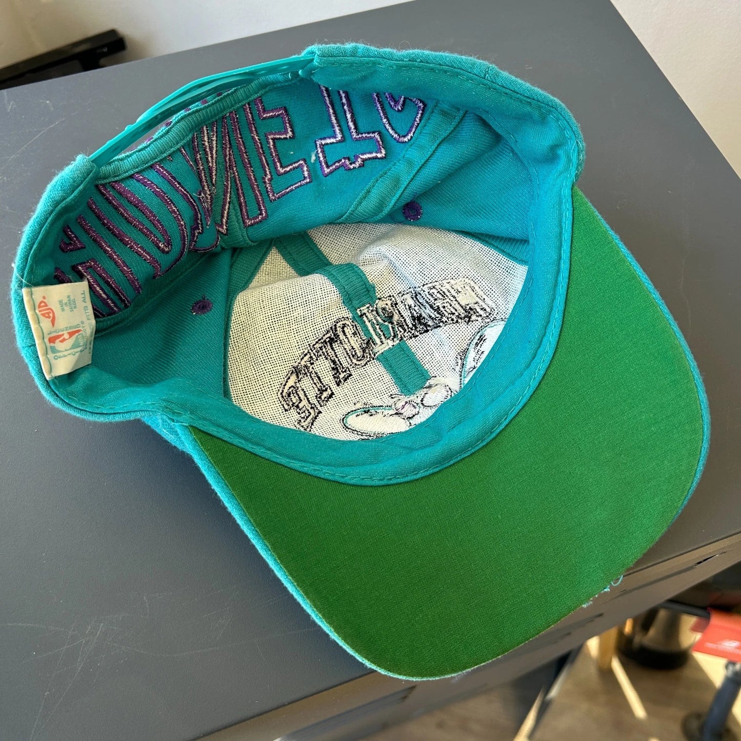 Vintage 90s | Charlotte Hornets Big Spell-Out Logo NBA AJD Snapback Hat sz OS