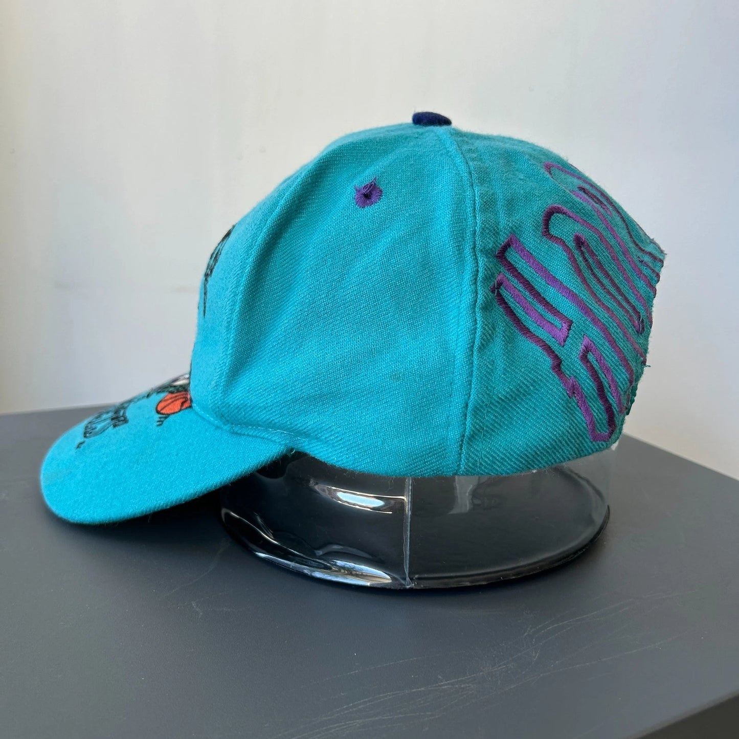 Vintage 90s | Charlotte Hornets Big Spell-Out Logo NBA AJD Snapback Hat sz OS