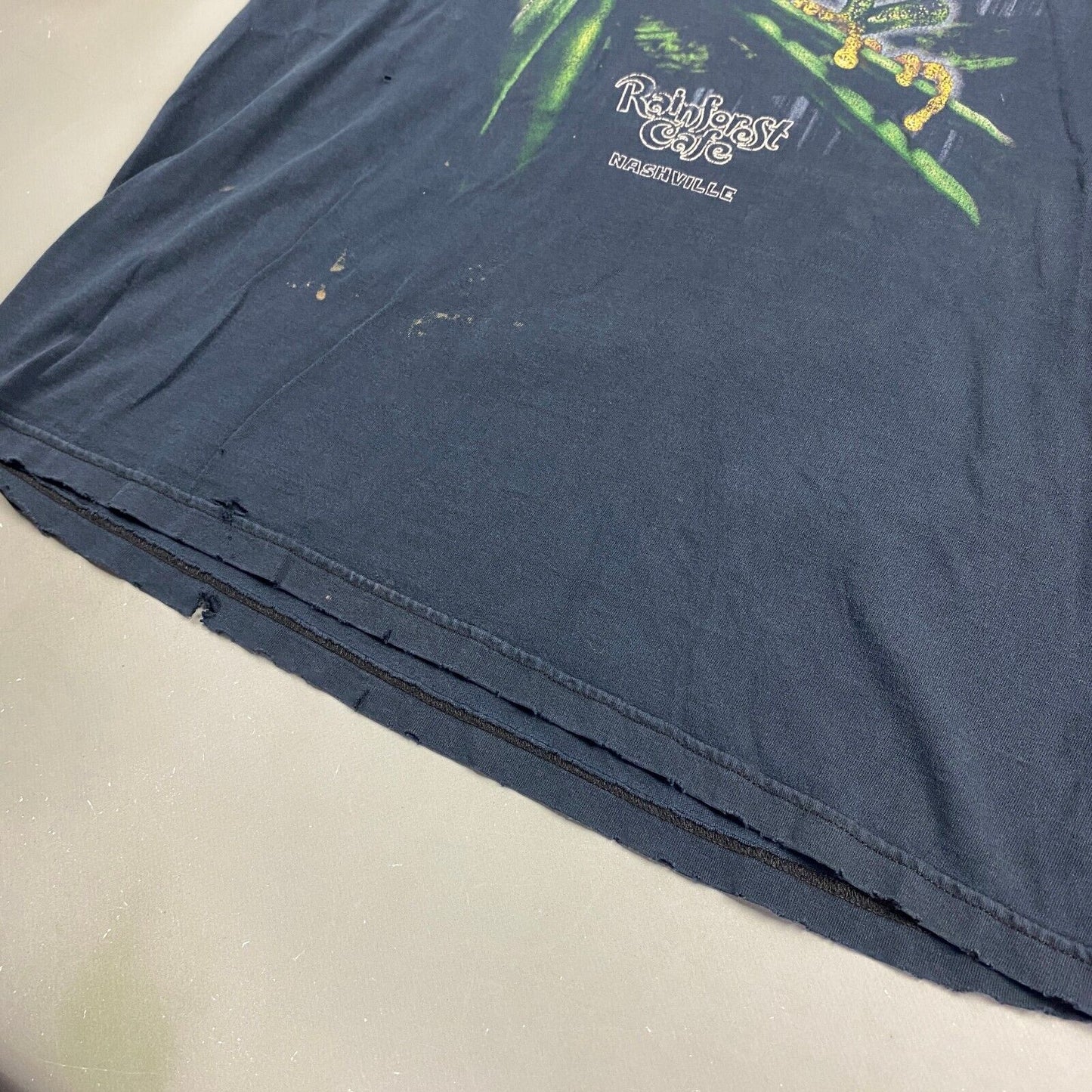 VINTAGE Rainforrest Cafe Nashville Distressed Navy T-Shirt sz Large Adult