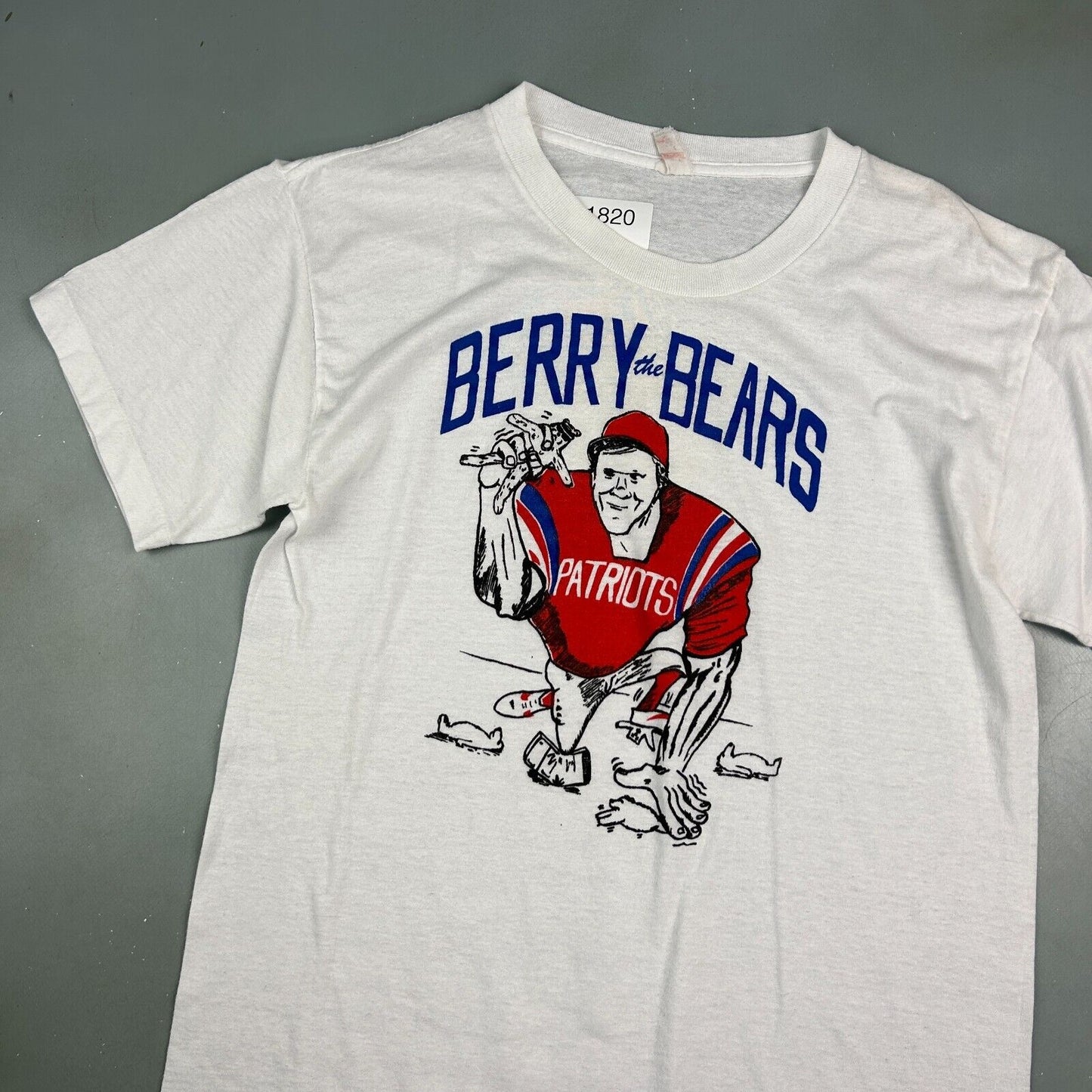 VINTAGE 80s | Berry The Bears Patriots Football T-Shirt sz L Adult