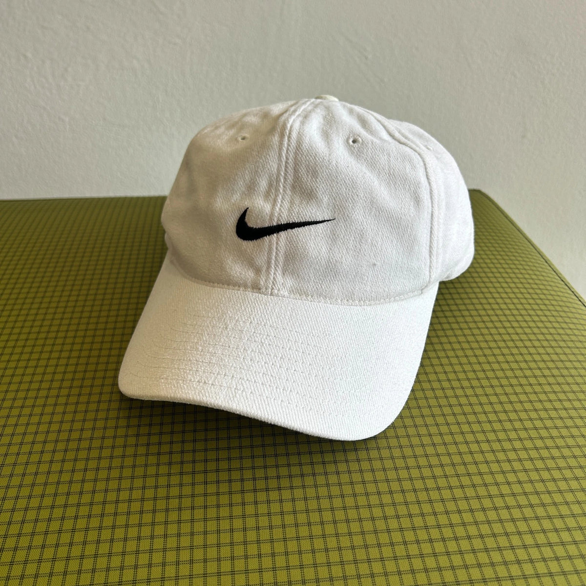 1990s | NIKE Swoosh Logo White SnapBack Hat sz OS