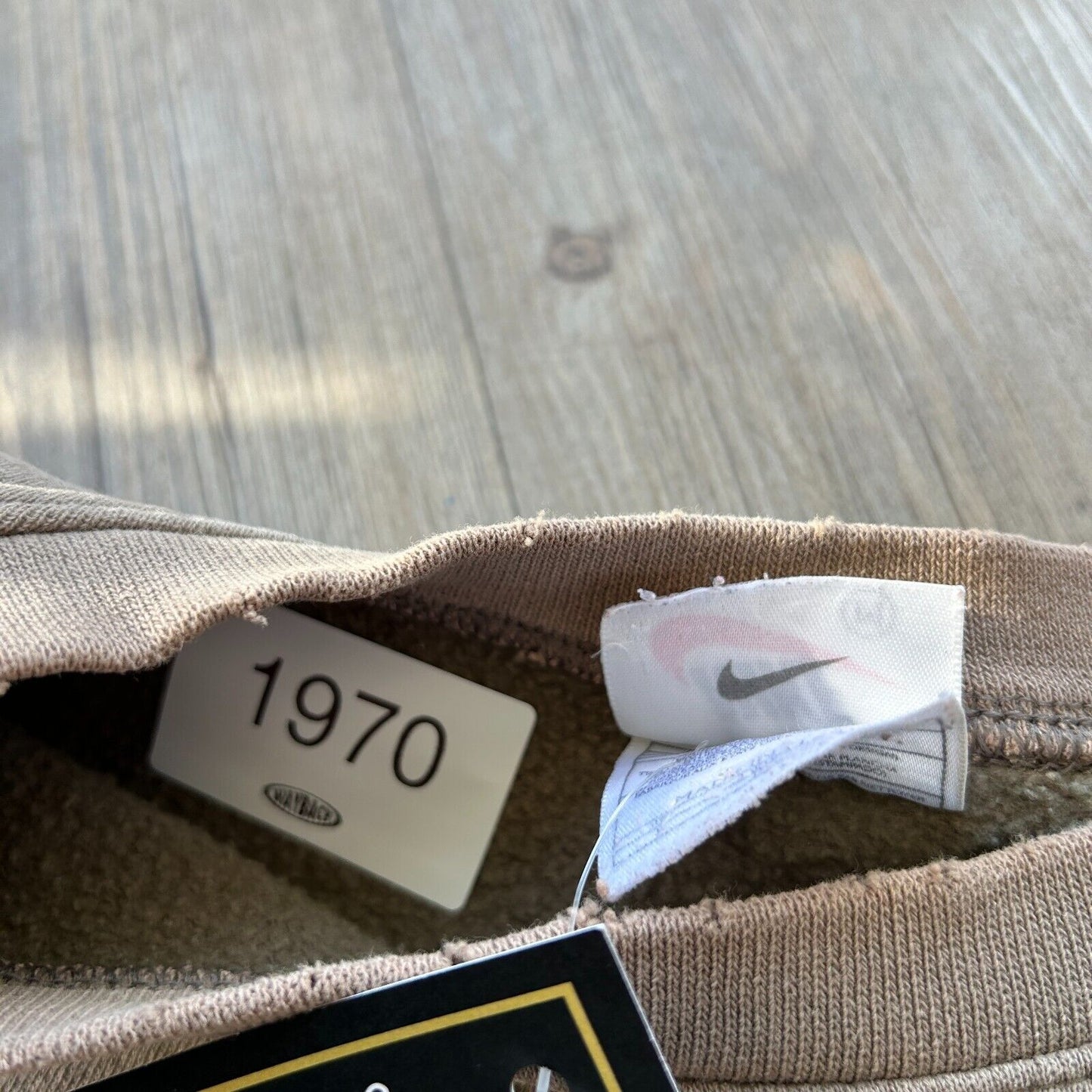 VINTAGE 90s | NIKE Embroidered Swoosh Brown Crewneck Sweater sz M Adult