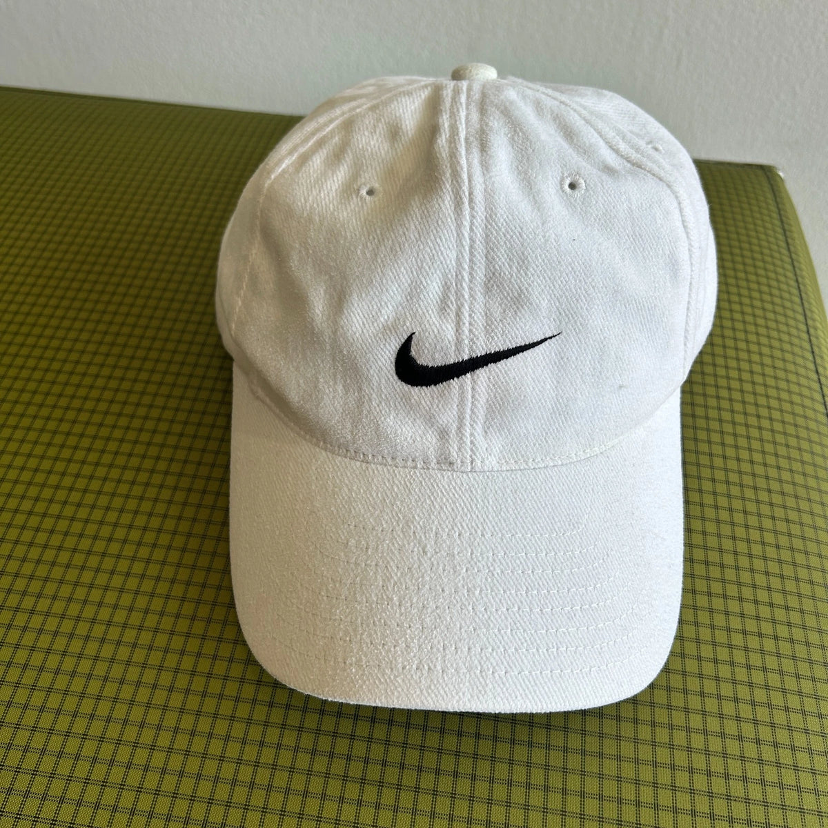 1990s | NIKE Swoosh Logo White SnapBack Hat sz OS