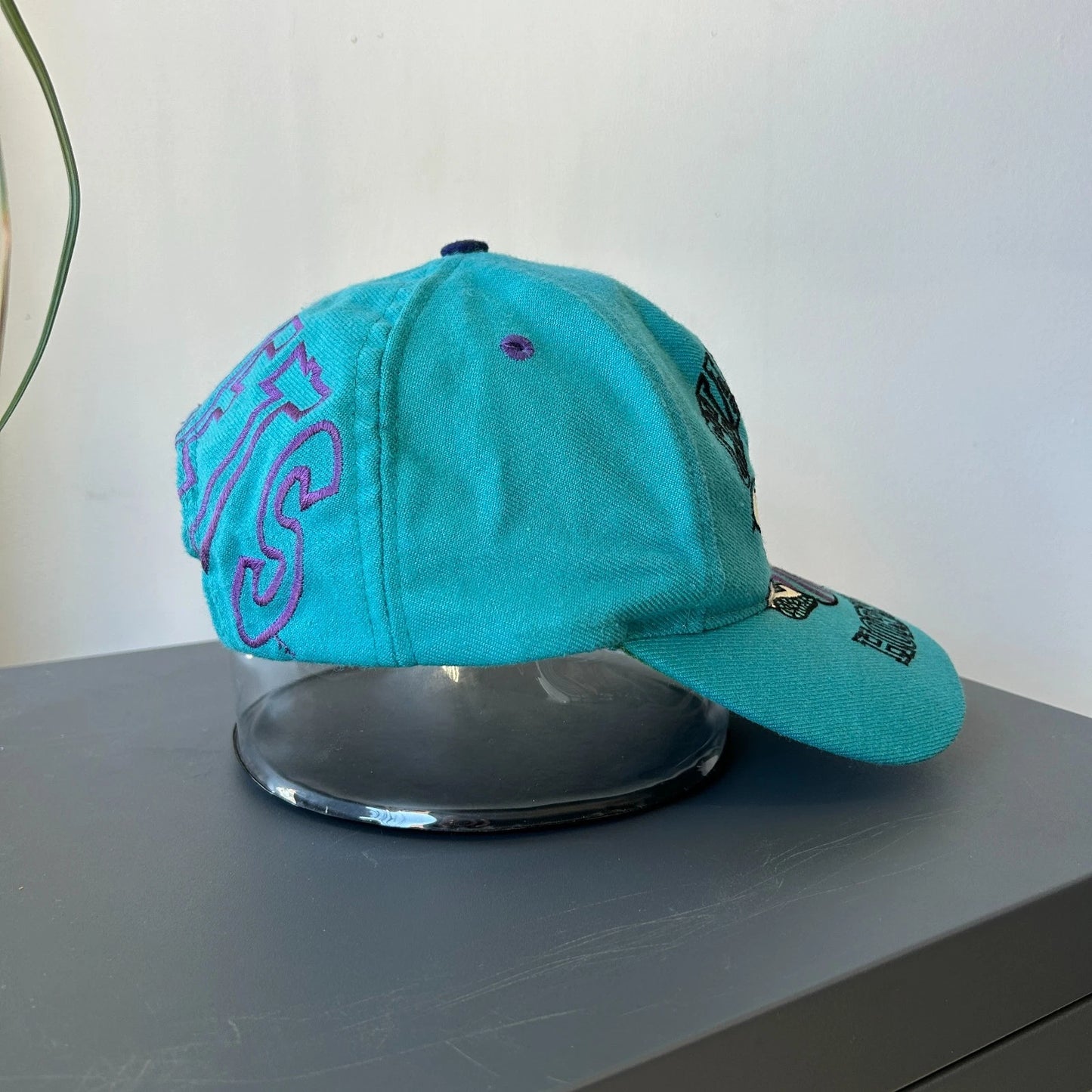 Vintage 90s | Charlotte Hornets Big Spell-Out Logo NBA AJD Snapback Hat sz OS